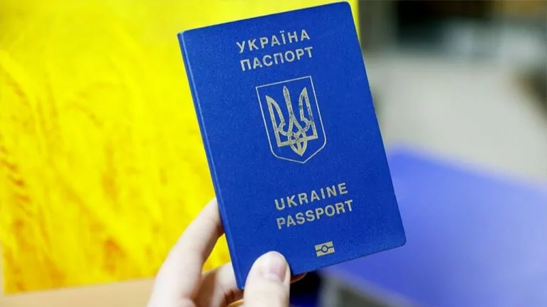 Фейк. У Польщі заарештували співробітників консульства України, які друкували підроблені паспорти