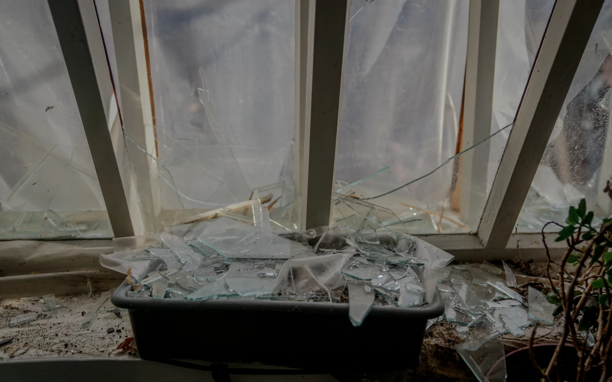 зображення до посту: In photos: Russian army drops bombs on sports complex in Kharkiv Oblast, injures 9 people, including 8 children  