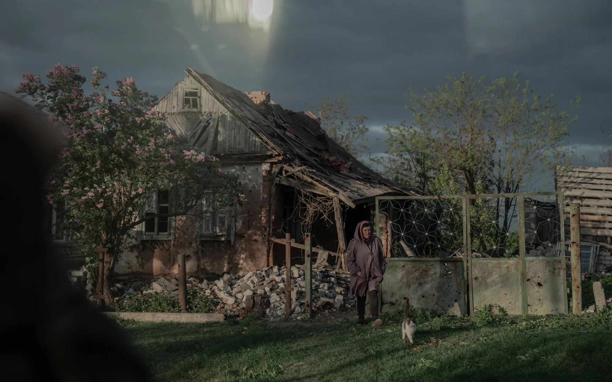 Люба виходить зі свого подвір'я / Фото: Іван Самойлов, Ґвара Медіа