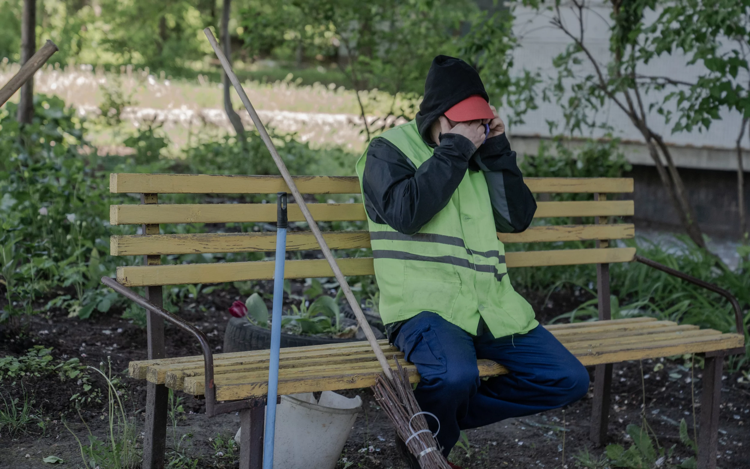 A municipal worker in Kharkiv after Russian strike on school stadium on May 8 / Photo: Ivan Samoilov for Gwara Media