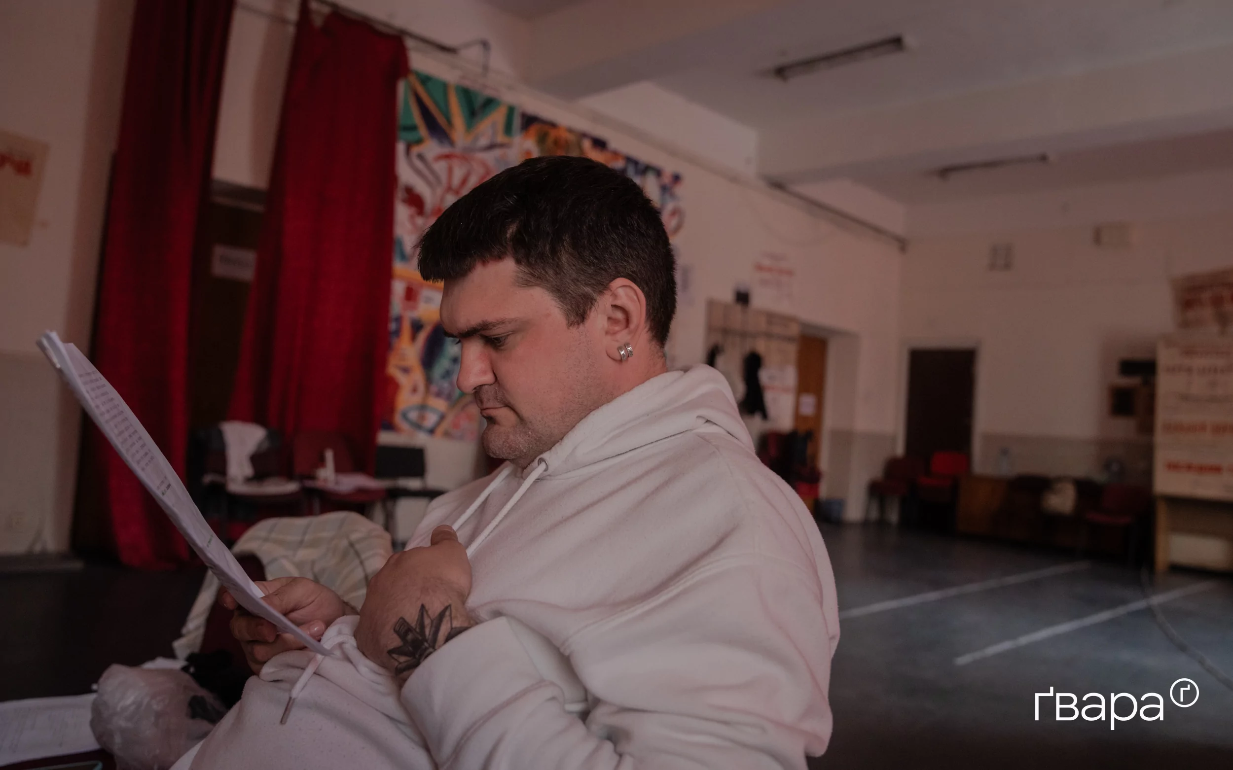зображення до посту: «Навіть без світла, води та газу в Харкові відбувається мистецтво»: молодий театр «Очерет» відзначає першу річницю