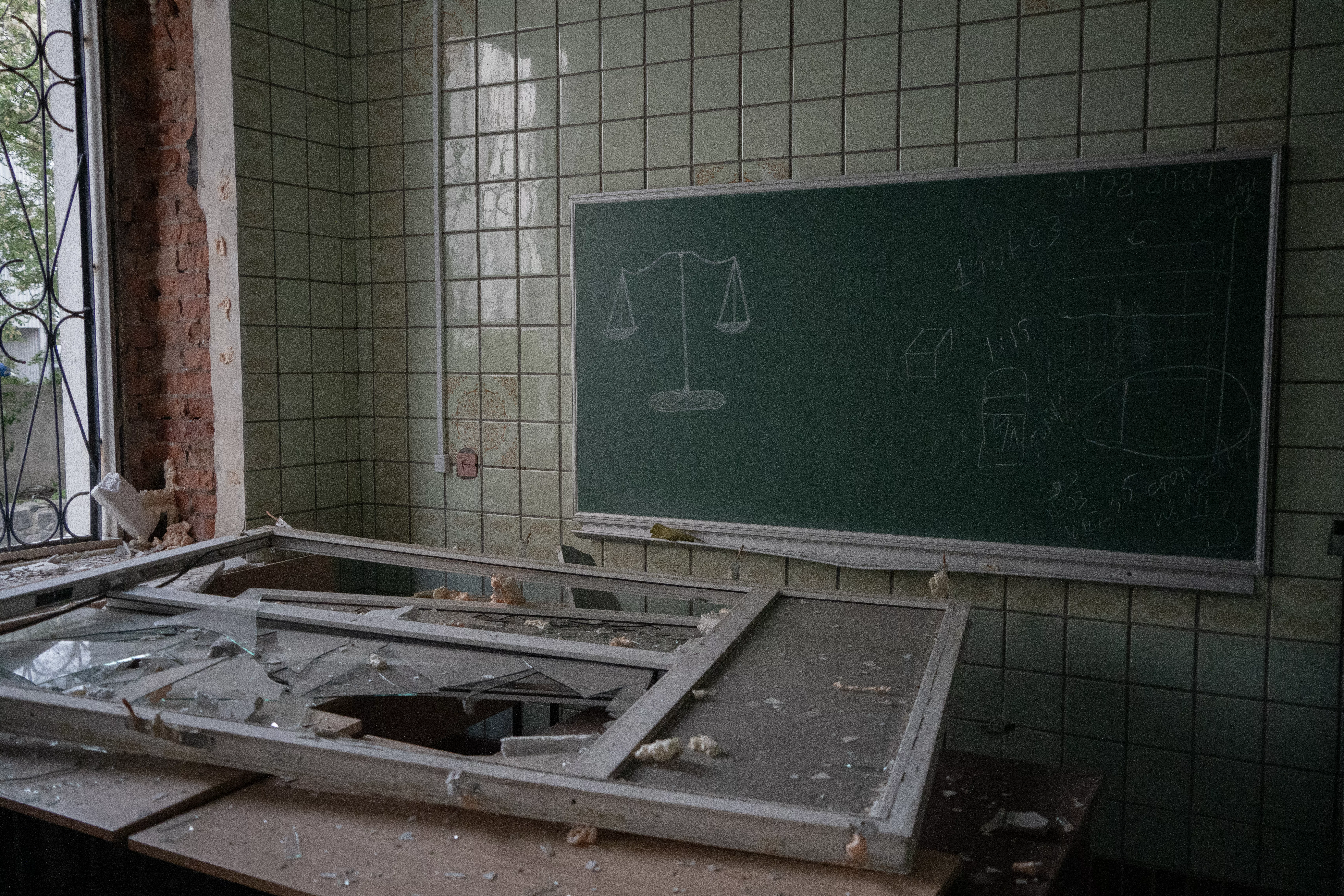 зображення до посту: In Photos: Russian glide bomb attack damages Kharkiv National University of Economics 