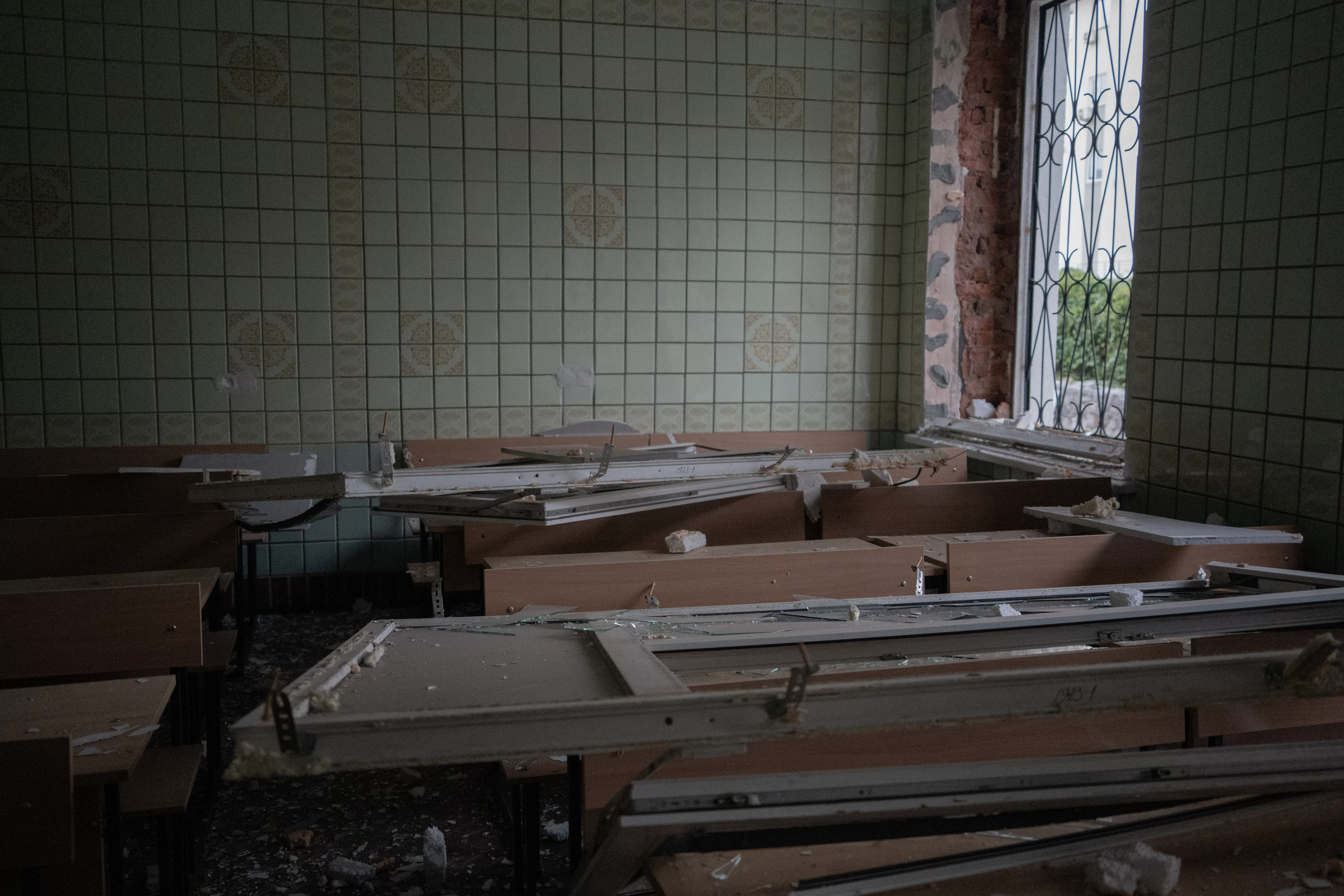 зображення до посту: In Photos: Russian glide bomb attack damages Kharkiv National University of Economics 