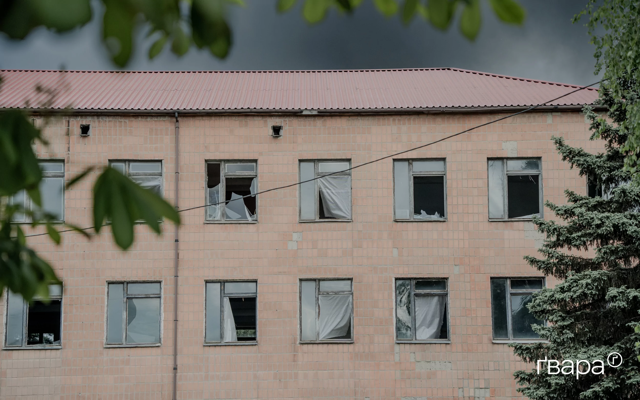 У будинках вибило вікна вибуховою хвилею внаслідок обстрілу 17 травня / Фото: Іван Самойлов, Ґвара Медіа