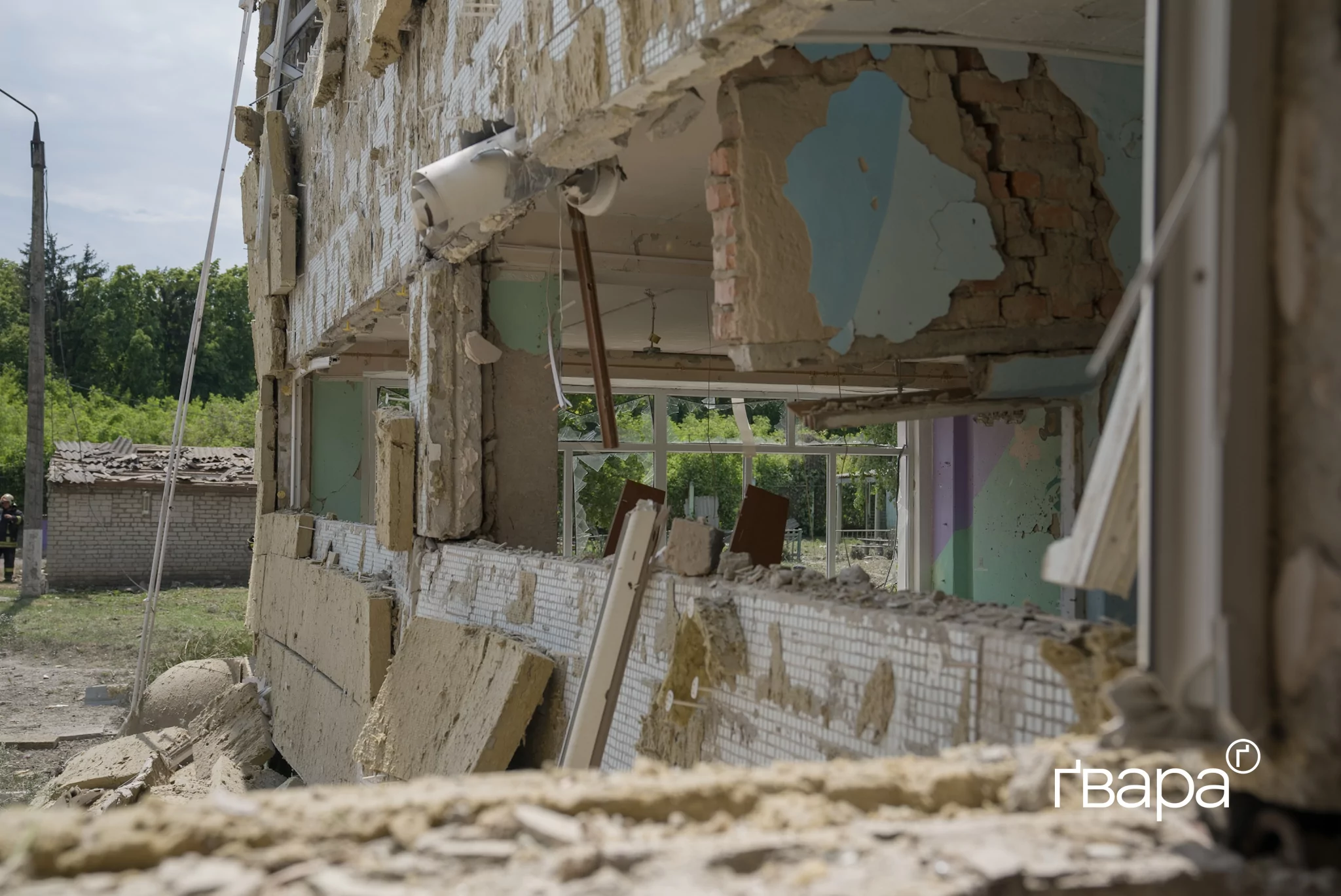зображення до посту: Росіяни зруйнували дитячий садок у Чугуєві на Харківщині — фото