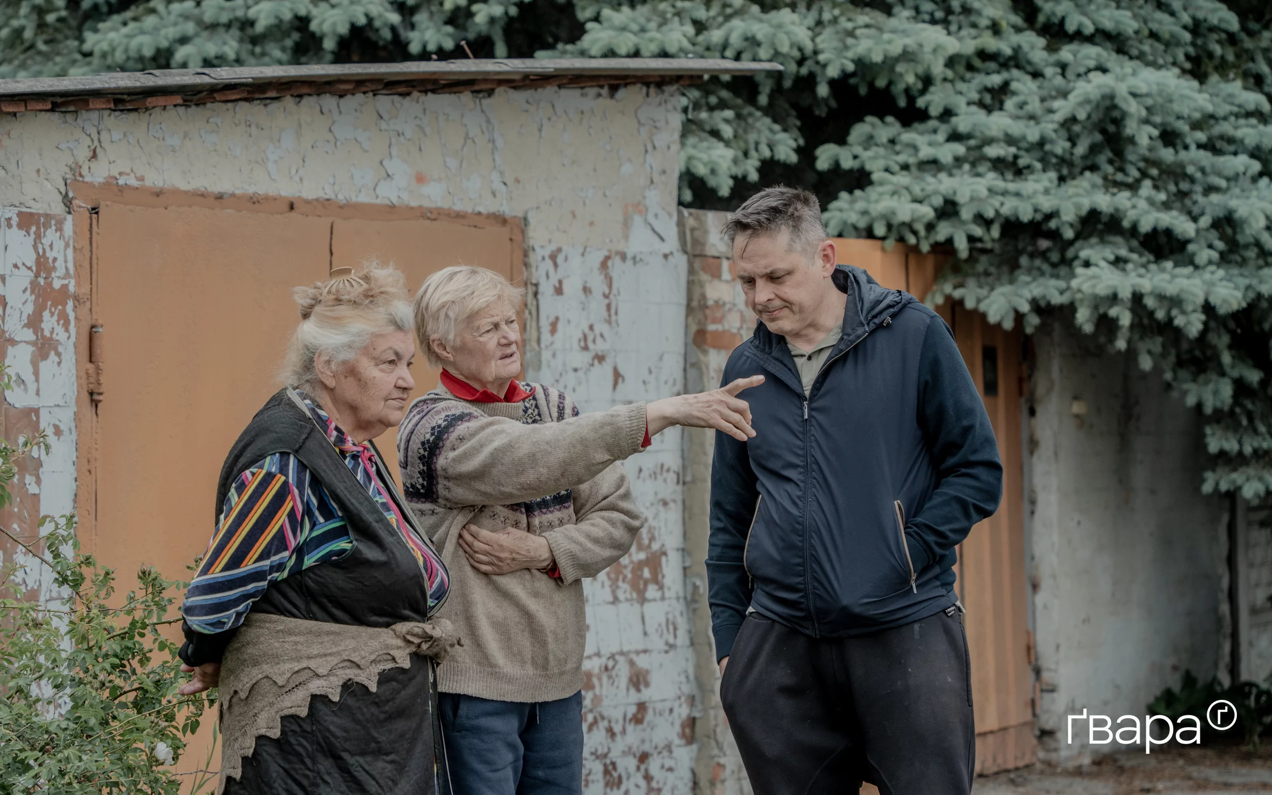 Ніна Василівна із сусідами розповіла, що близько 15:40 почула два вибухи / Фото: Іван Самойлов, Ґвара Медіа