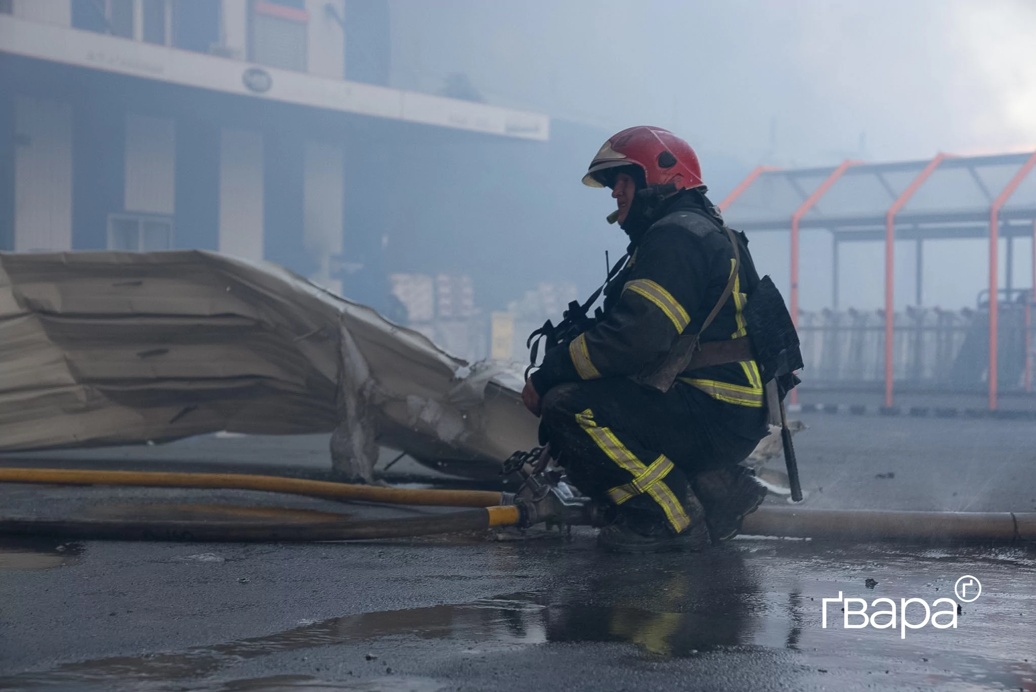 зображення до посту: «Не можемо зараз визначити, скільки насправді загиблих»: удар по гіпермаркету в Харкові — фоторепортаж