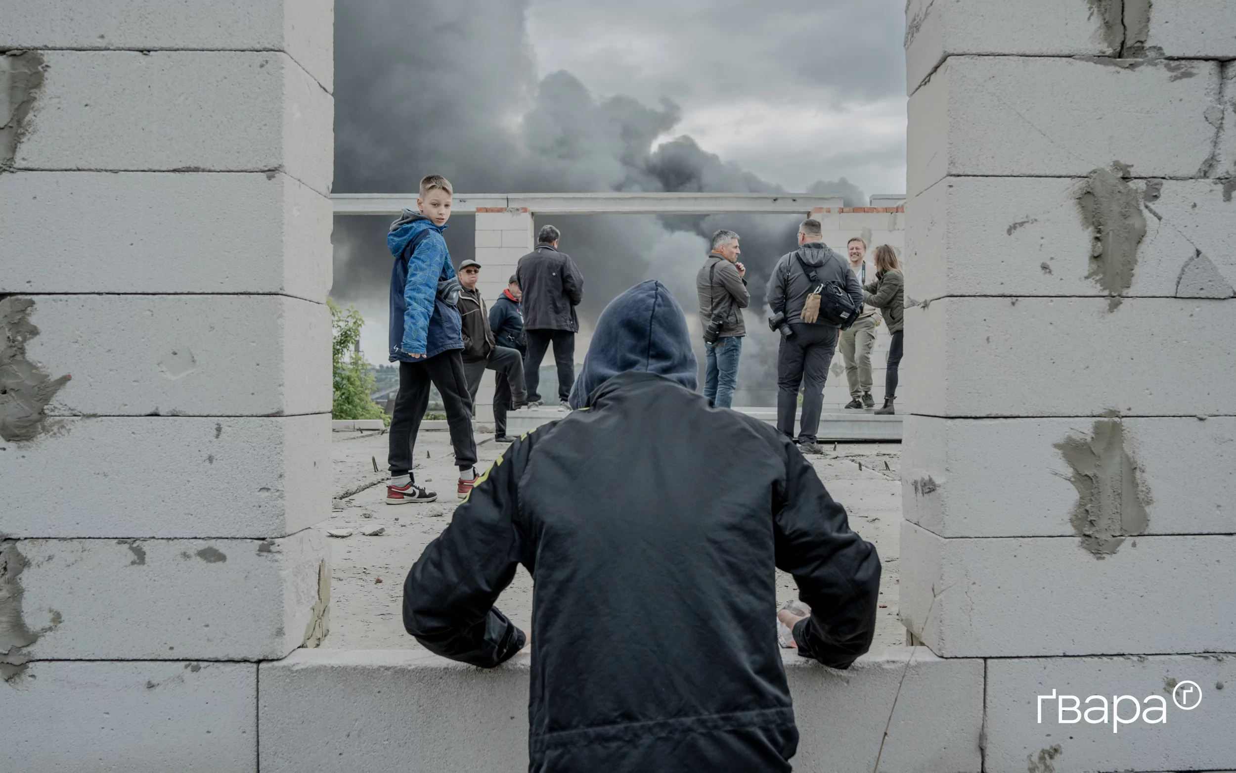 Унаслідок обстрілу 17 травня над містом здійнявся дим / Фото: Іван Самойлов, Ґвара Медіа