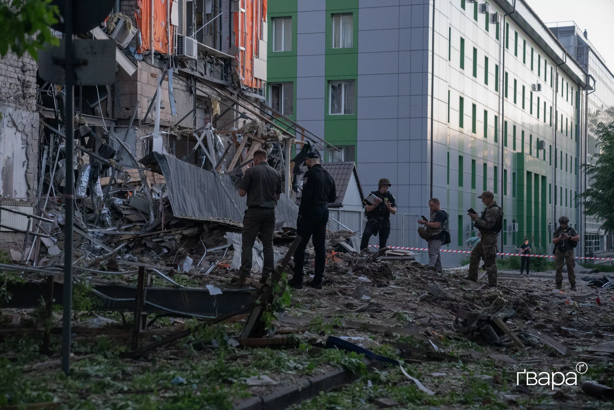 Слідчі документують наслідки обстрілу центру Харкова / Фото: Вікторія Маньковська, Ґвара Медіа