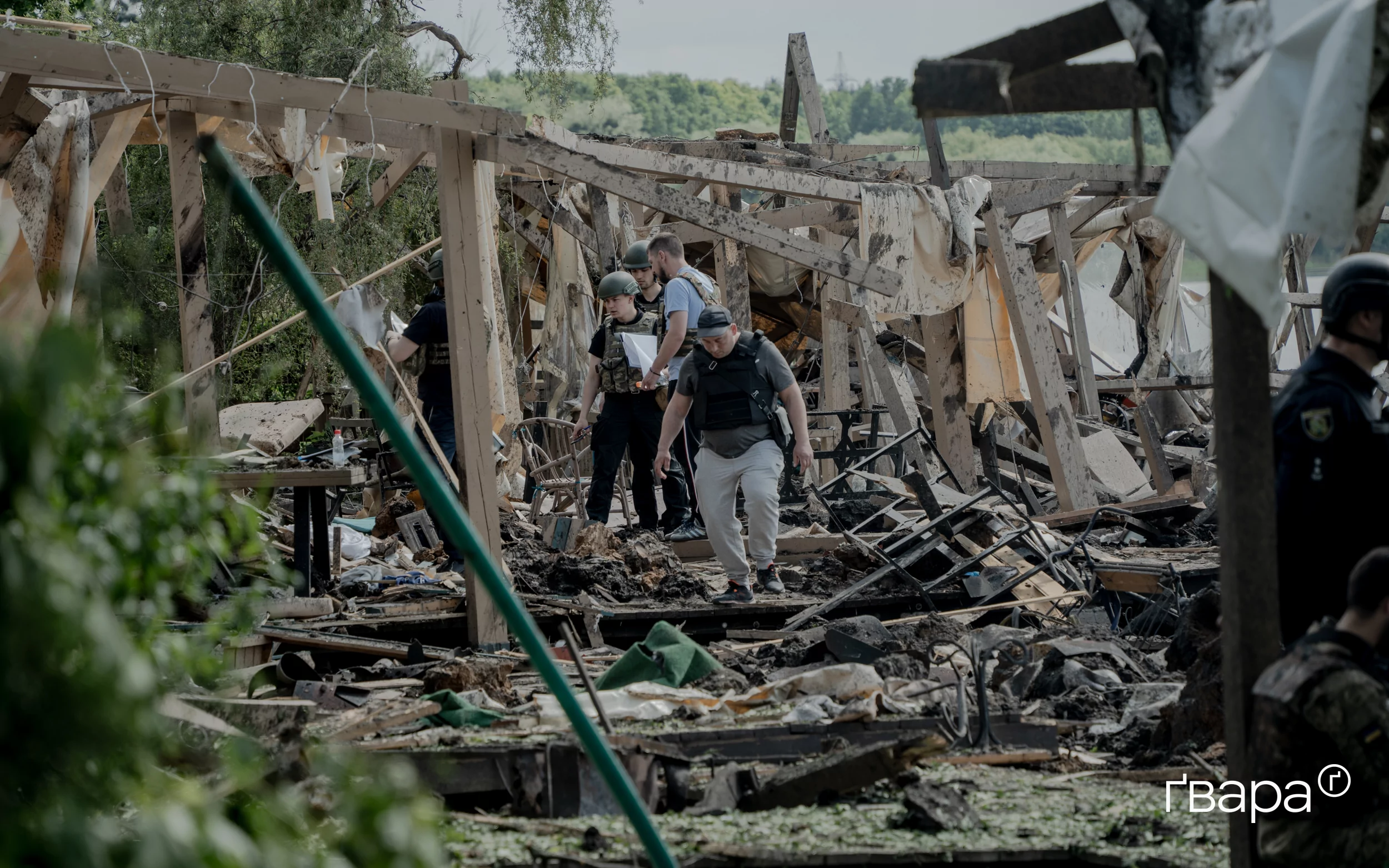 Слідчі проводять обшуки на місці двох влучань у Черкаській Лозовій 19 травня / Фото: Іван Самойлов, Ґвара Медіа