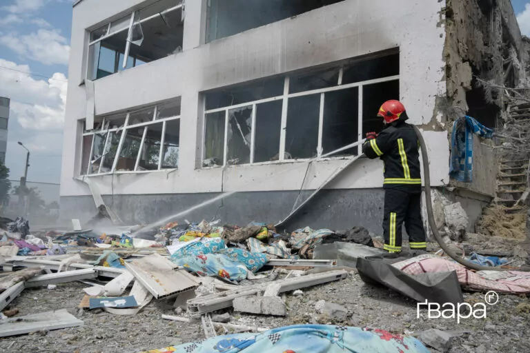 У Чугуєві після обстрілу відновлюють світла