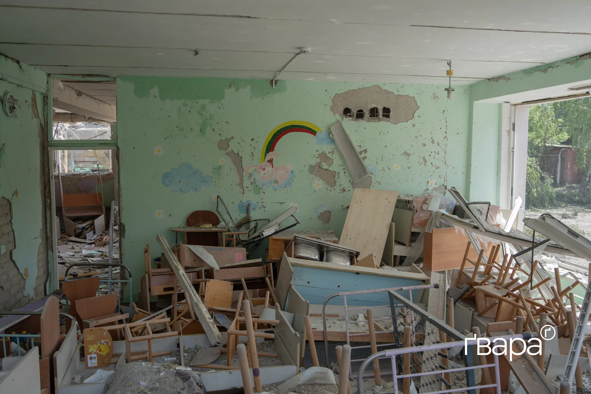 зображення до посту: Росіяни зруйнували дитячий садок у Чугуєві на Харківщині — фото
