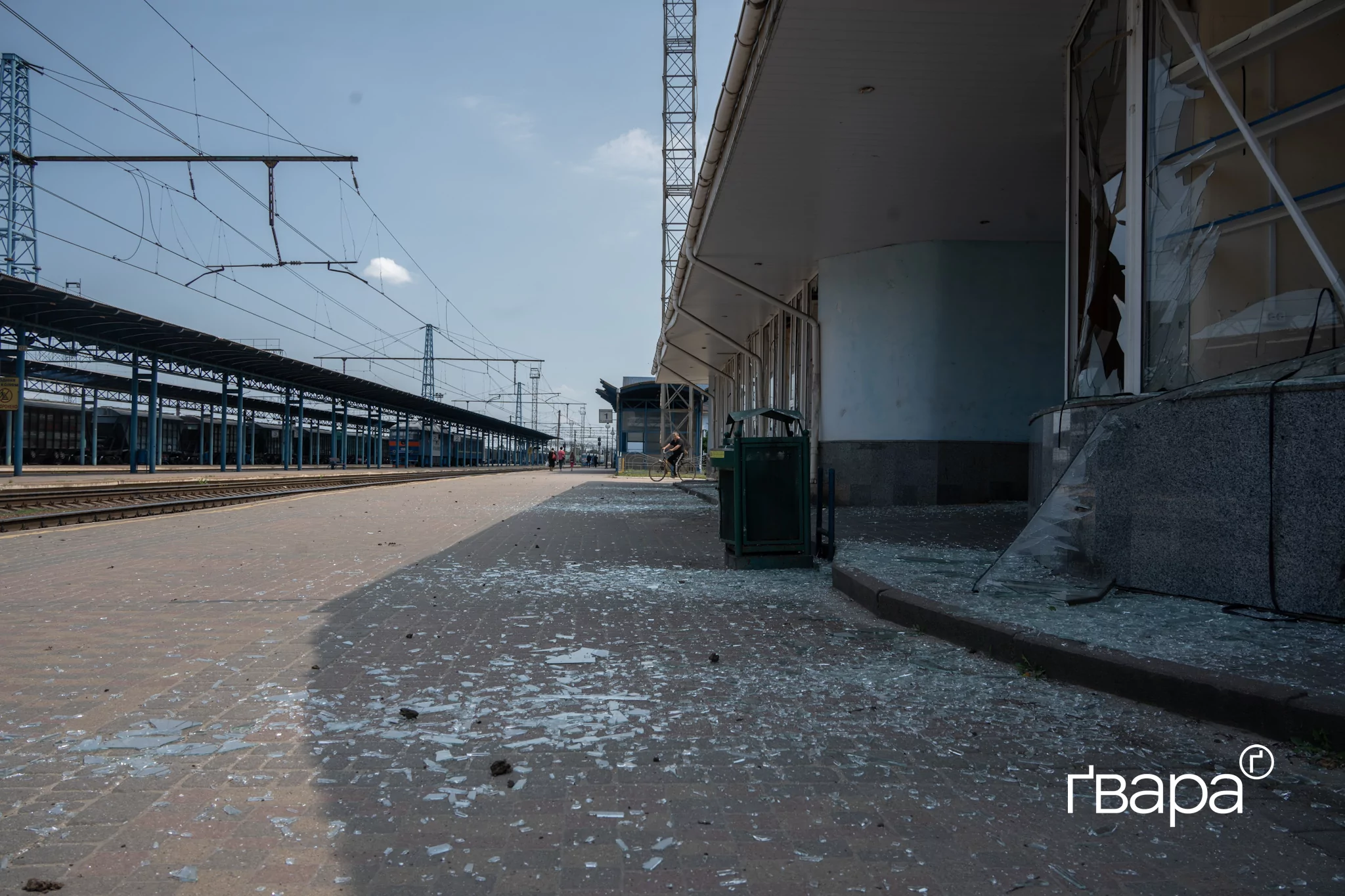 зображення до посту: Внаслідок ударів по Люботину на Харківщині пошкоджено залізничний вокзал — фоторепортаж