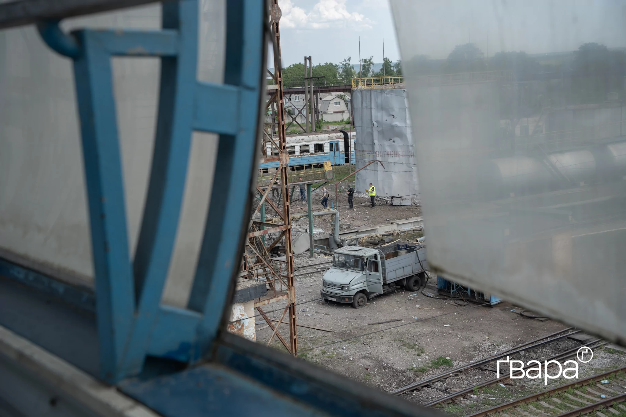 зображення до посту: Внаслідок ударів по Люботину на Харківщині пошкоджено залізничний вокзал — фоторепортаж