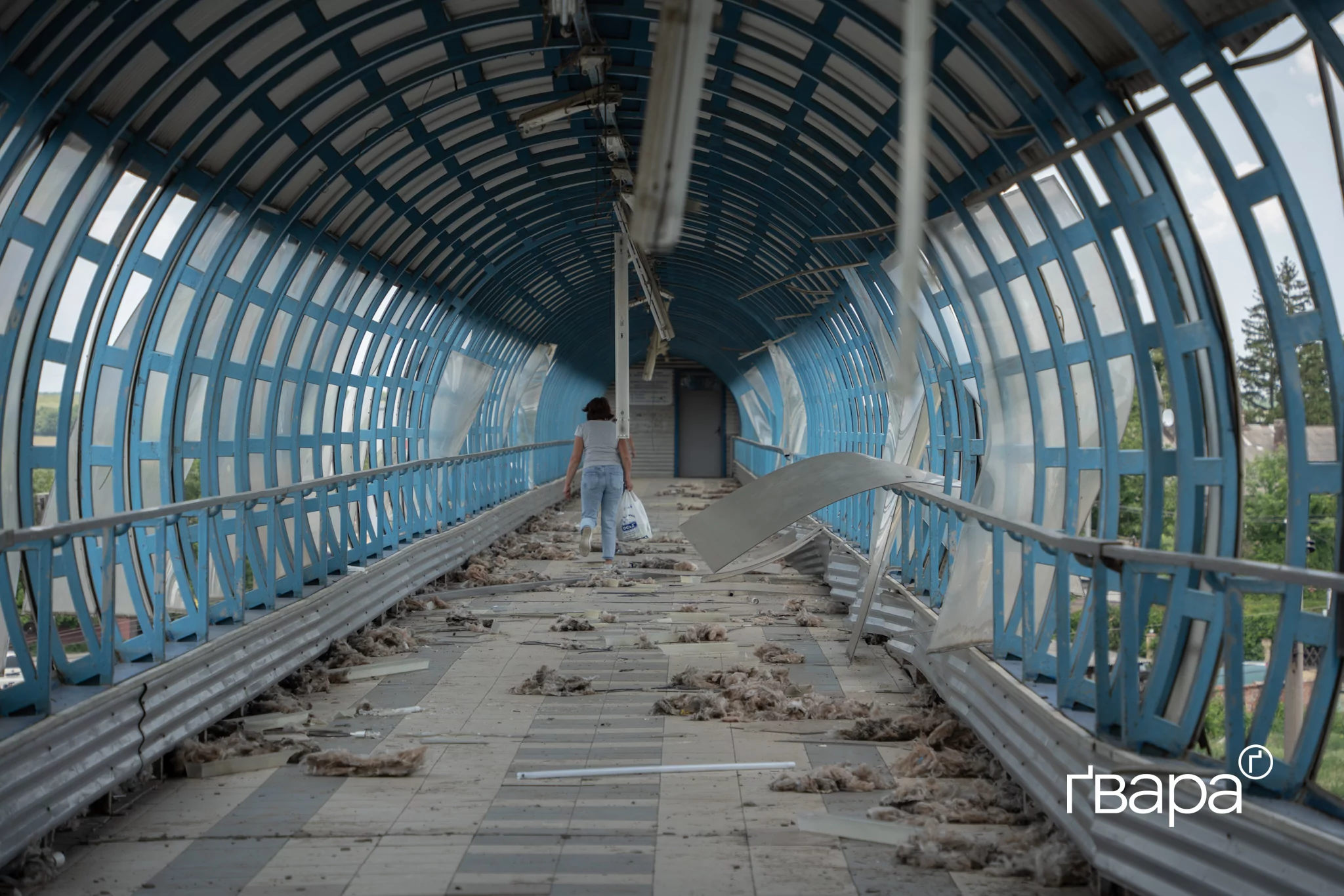 зображення до посту: Внаслідок ударів по Люботину на Харківщині пошкоджено залізничний вокзал — фоторепортаж