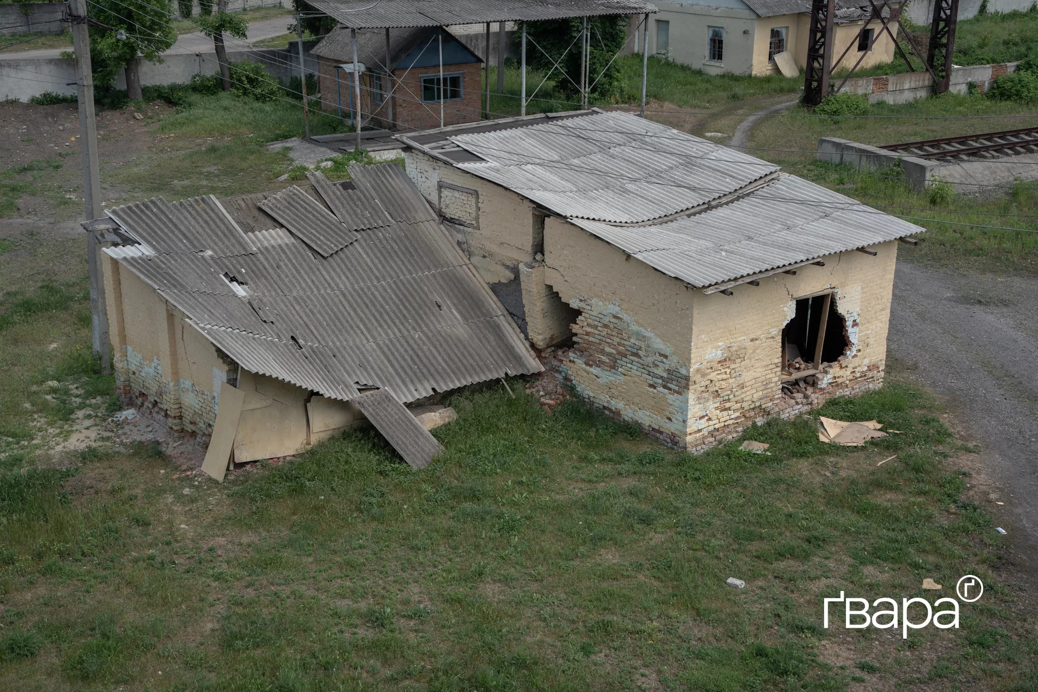 зображення до посту: Внаслідок ударів по Люботину на Харківщині пошкоджено залізничний вокзал — фоторепортаж