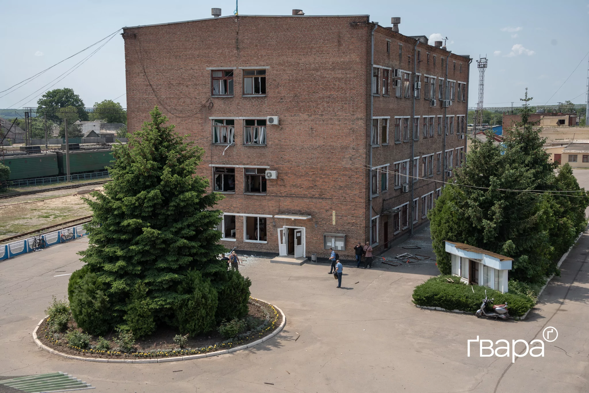 зображення до посту: Внаслідок ударів по Люботину на Харківщині пошкоджено залізничний вокзал — фоторепортаж