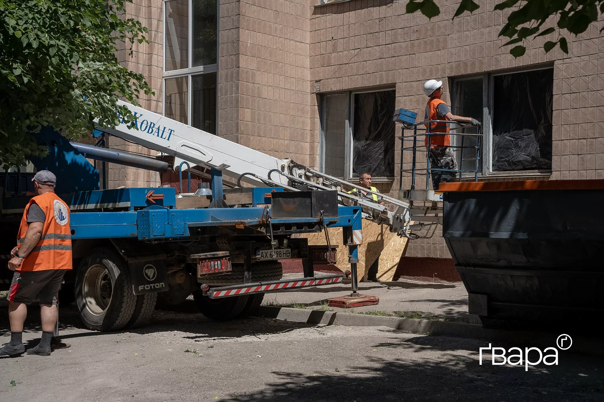 зображення до посту: У Слобідському районі Харкова усувають наслідки нічного обстрілу ліцею — фото