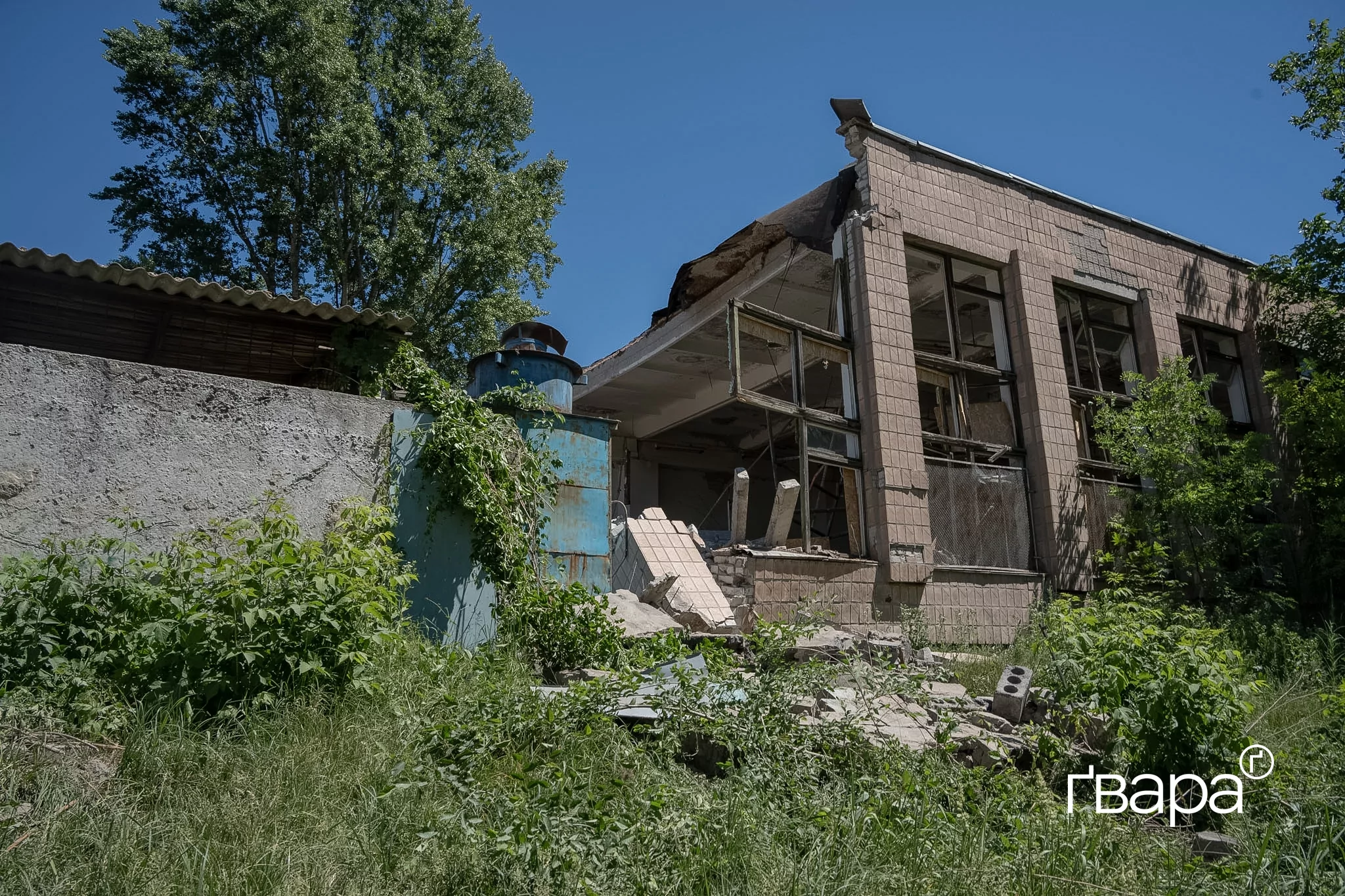 зображення до посту: У Слобідському районі Харкова усувають наслідки нічного обстрілу ліцею — фото