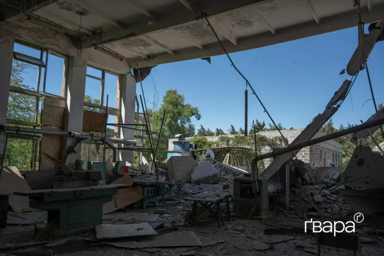 У Слобідському районі Харкова усувають наслідки нічного обстрілу ліцею — фото