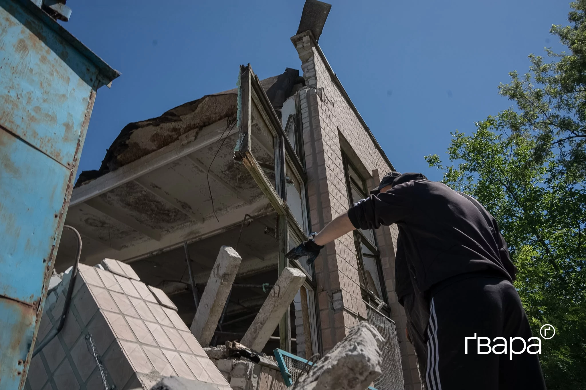 зображення до посту: У Слобідському районі Харкова усувають наслідки нічного обстрілу ліцею — фото