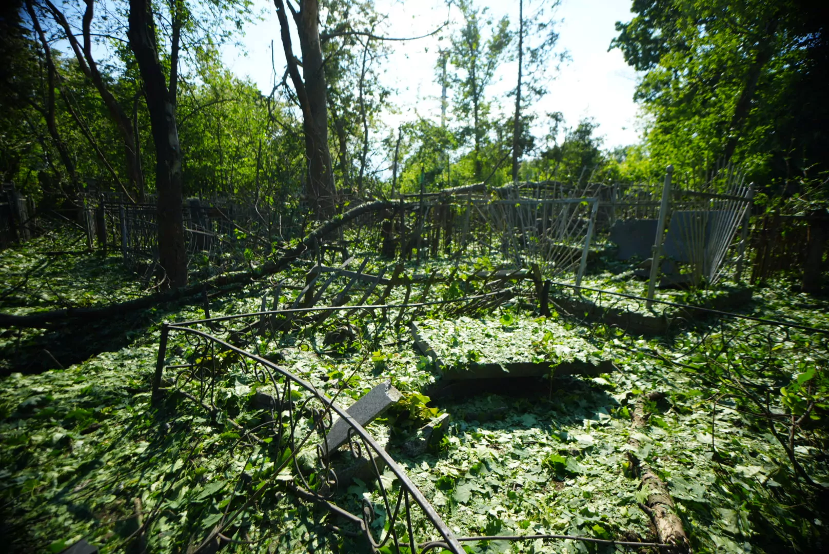 Graves damaged by Russian glide bomb attack on Kharkiv on May 19 / Photo: Ivan Samoilov for Gwara Media