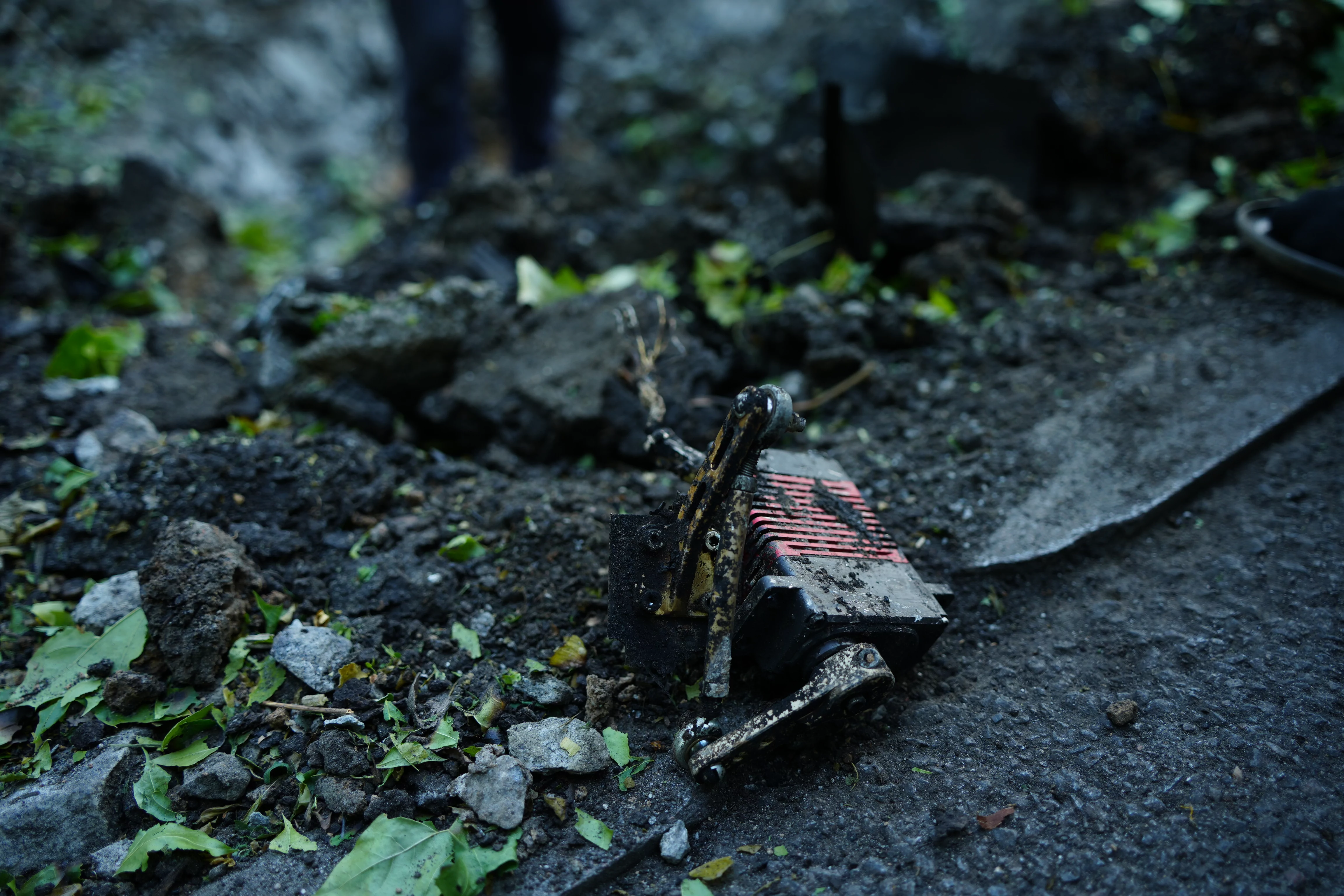 зображення до посту: In Photos: City workers clean up aftermath of Russian drone attack on Kharkiv that injured 5