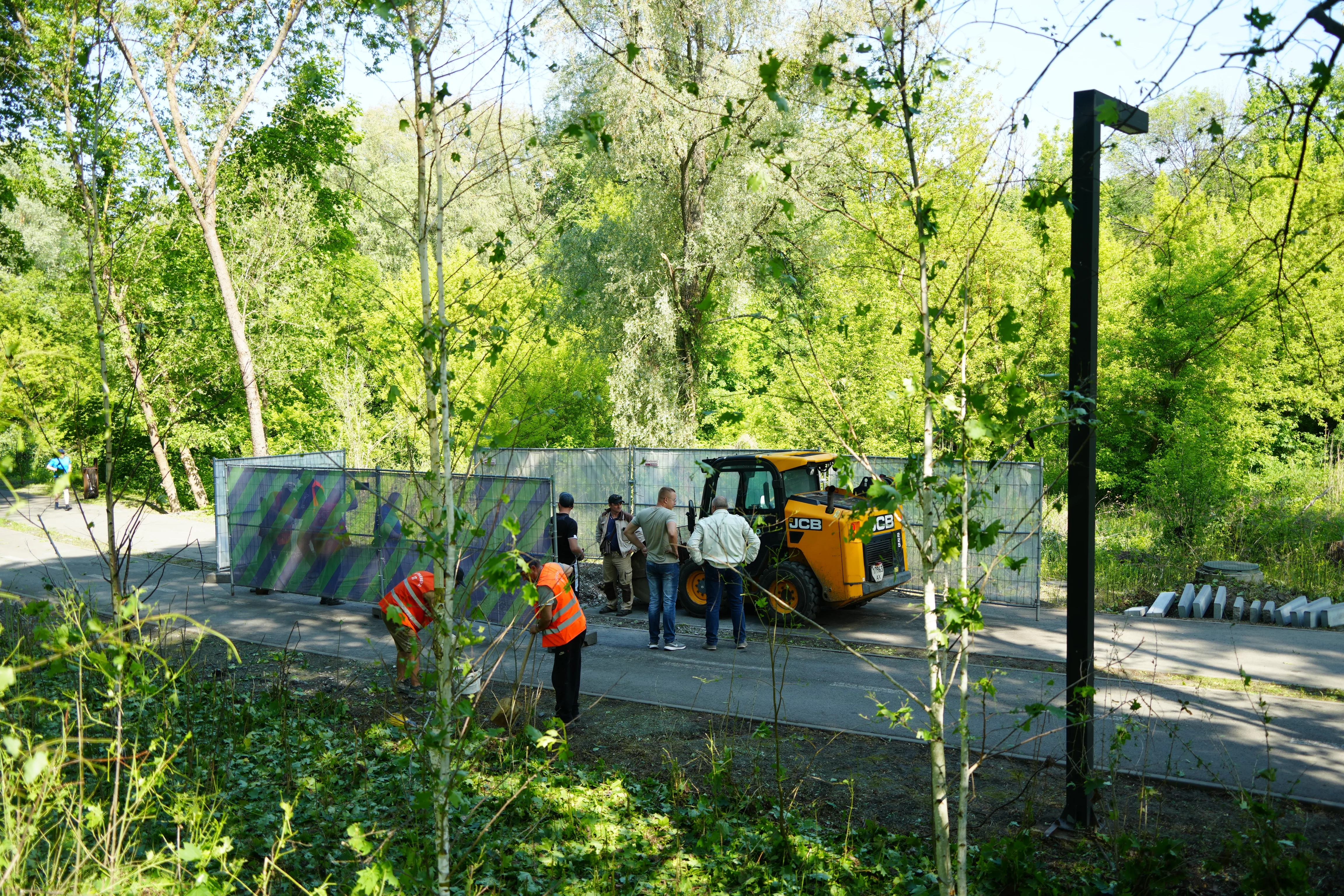зображення до посту: In Photos: City workers clean up aftermath of Russian drone attack on Kharkiv that injured 5