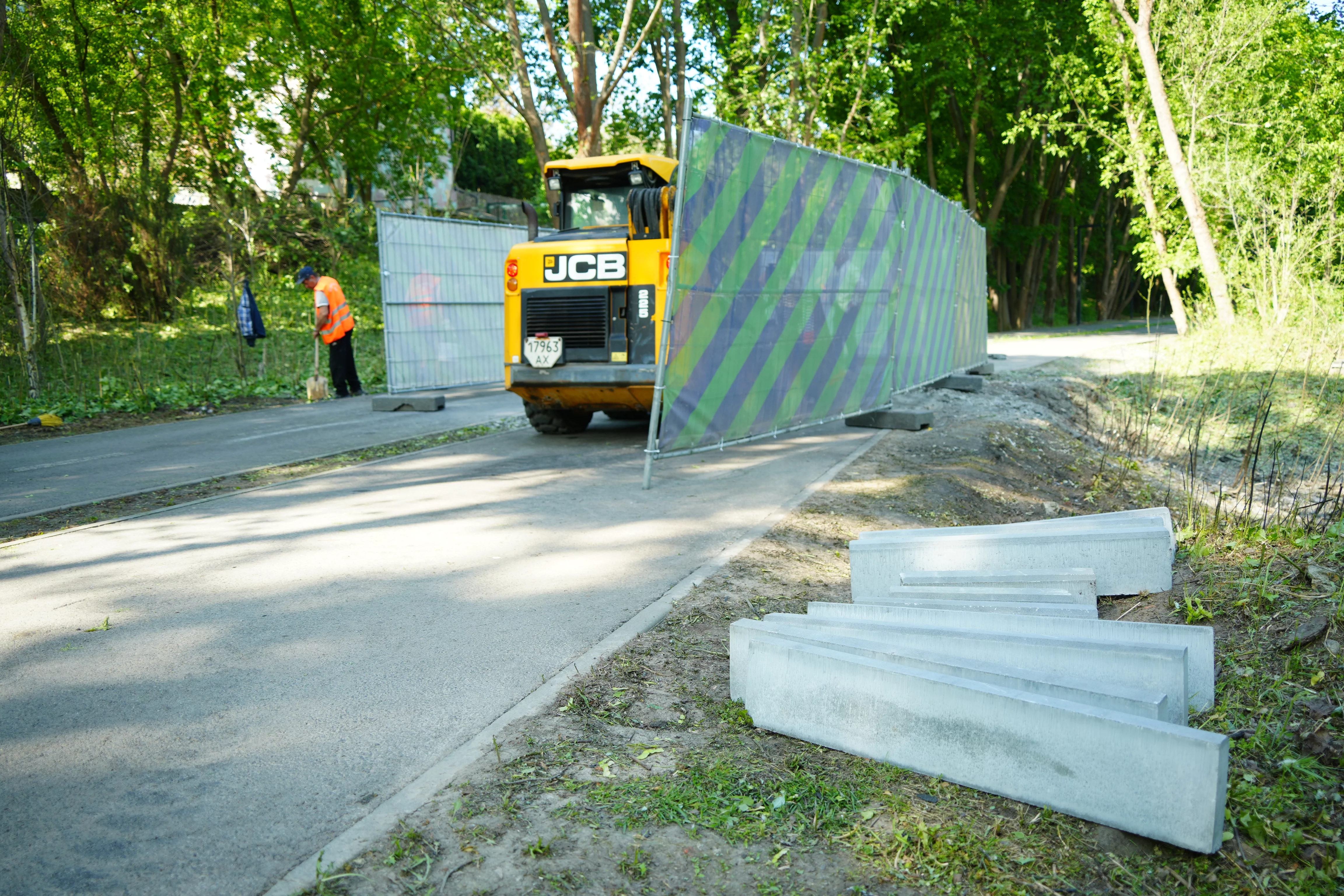 зображення до посту: In Photos: City workers clean up aftermath of Russian drone attack on Kharkiv that injured 5