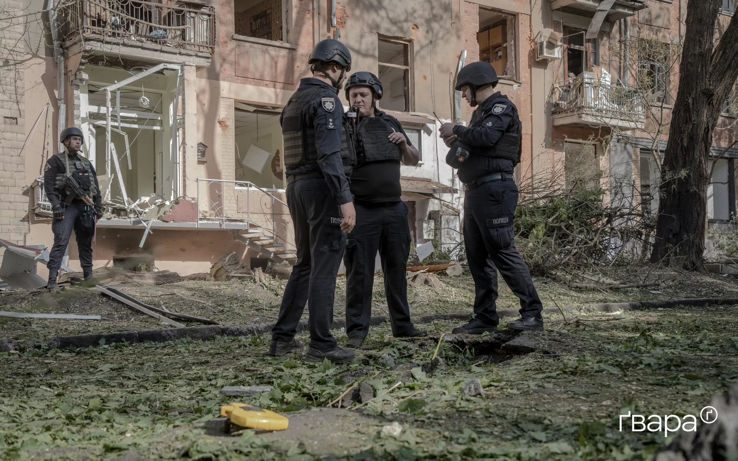 зображення до посту: РФ вдарила по центру Харкова авіабомбами: 14 постраждалих — фоторепортаж