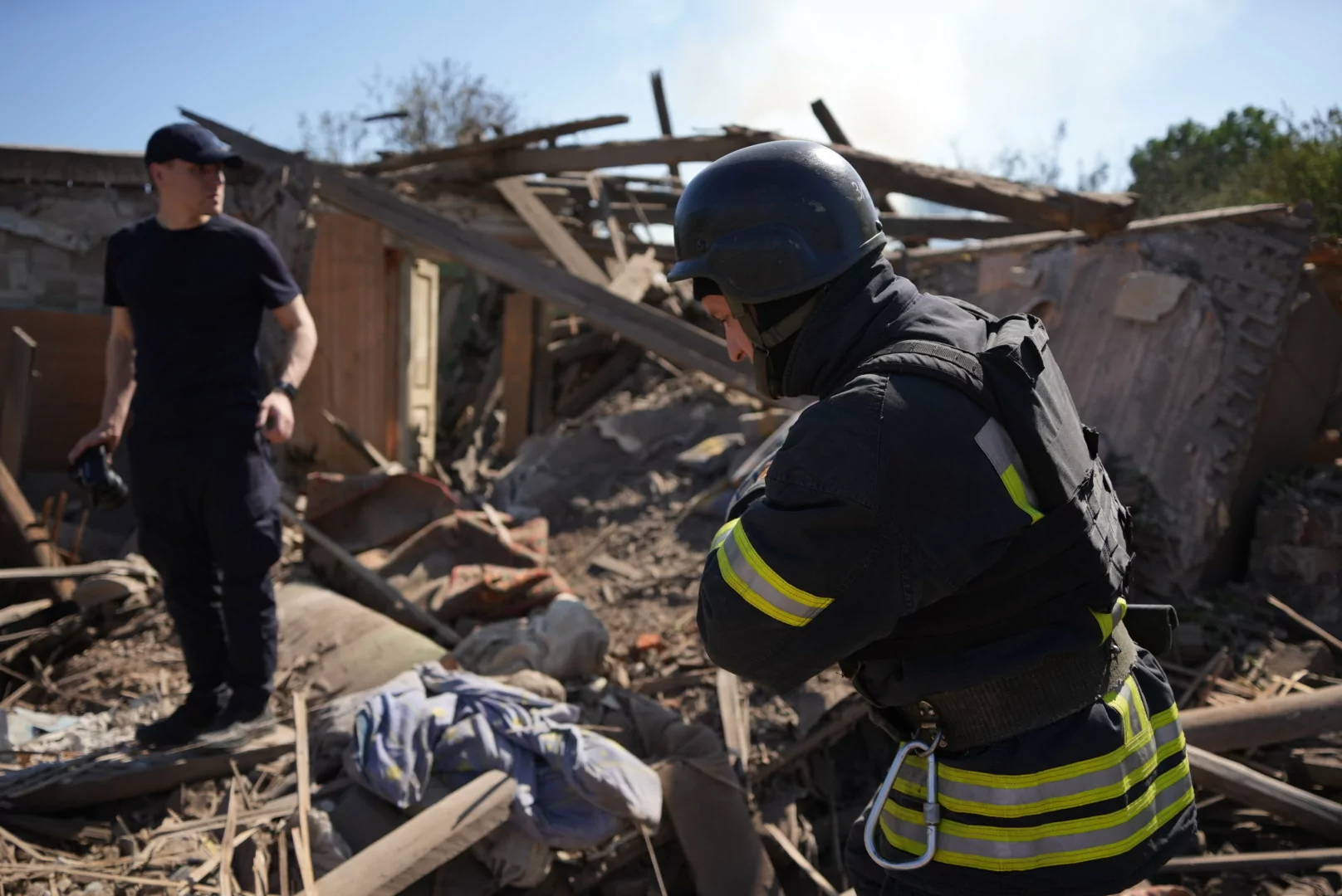зображення до посту: In photos: Russians drop glide bomb on residential area in Kharkiv, kill 1, injure 2
