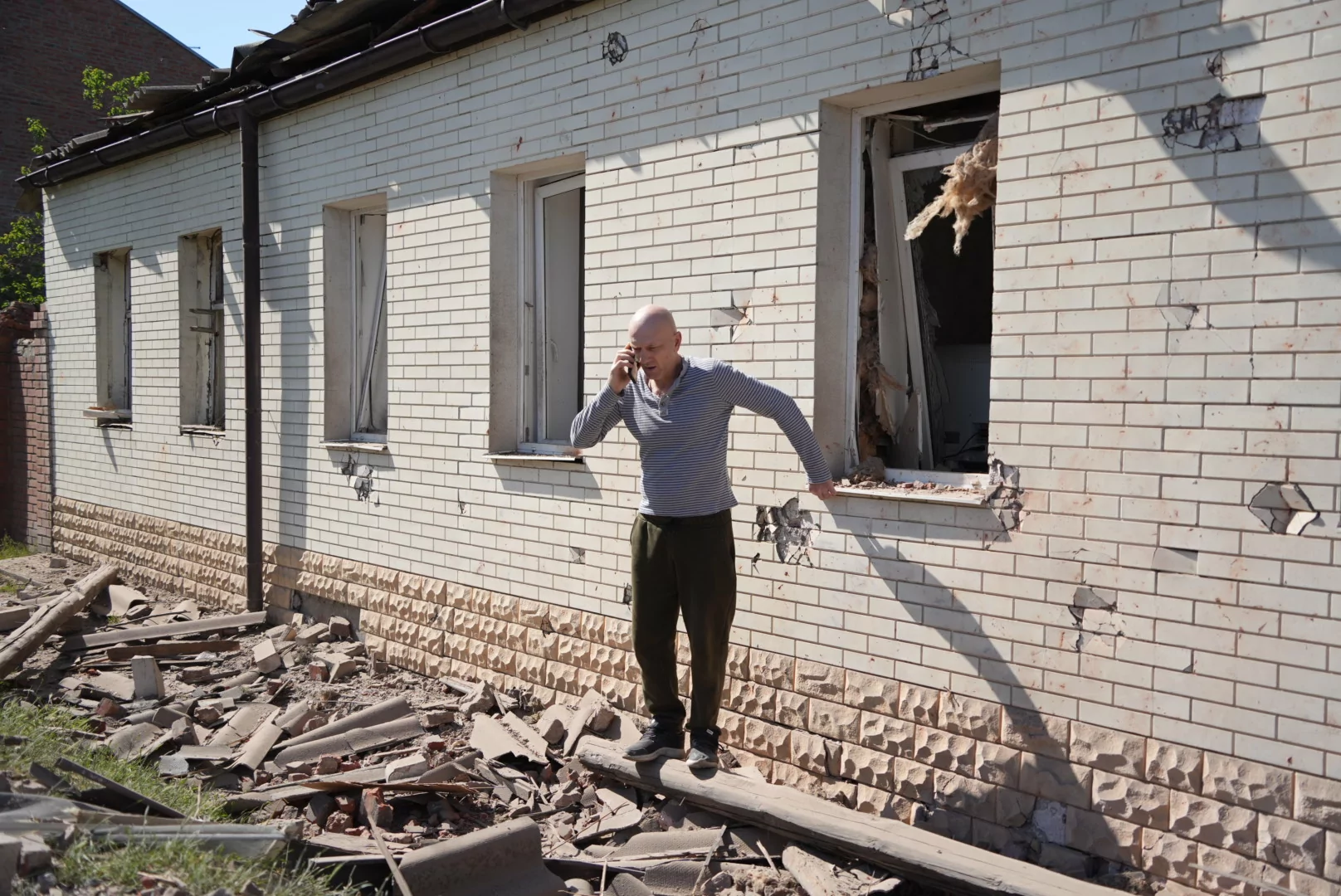 зображення до посту: In photos: Russians drop glide bomb on residential area in Kharkiv, kill 1, injure 2