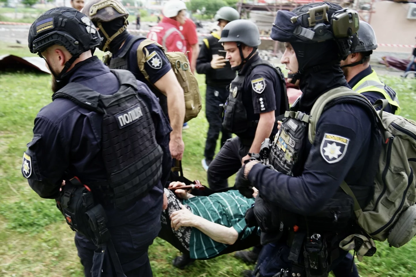 Rescuers are carrying an injured person out of the building. Kharkiv, May 22, 2024 / Photo: Denys Klymenko for Gwara Media 