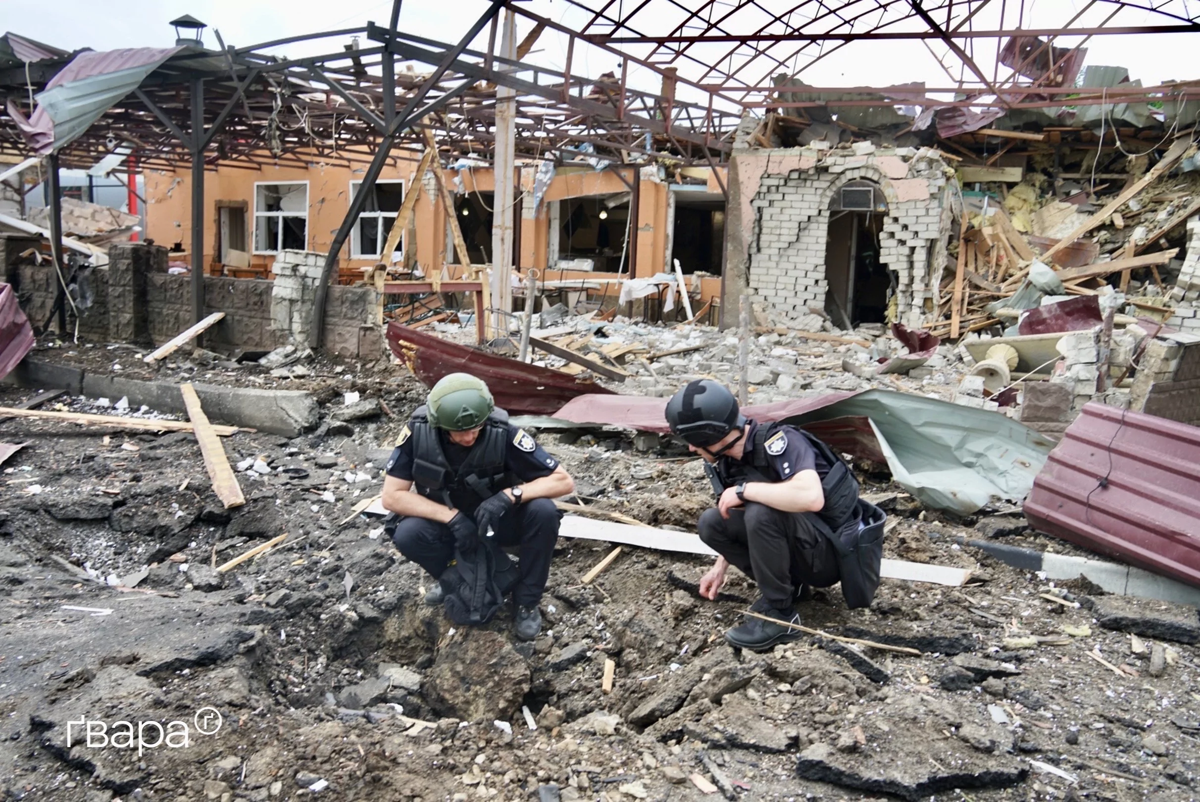 зображення до посту: Чув, як люди кричать і просять про допомогу: росіяни вдарили по житловому району Харкова — фоторепортаж