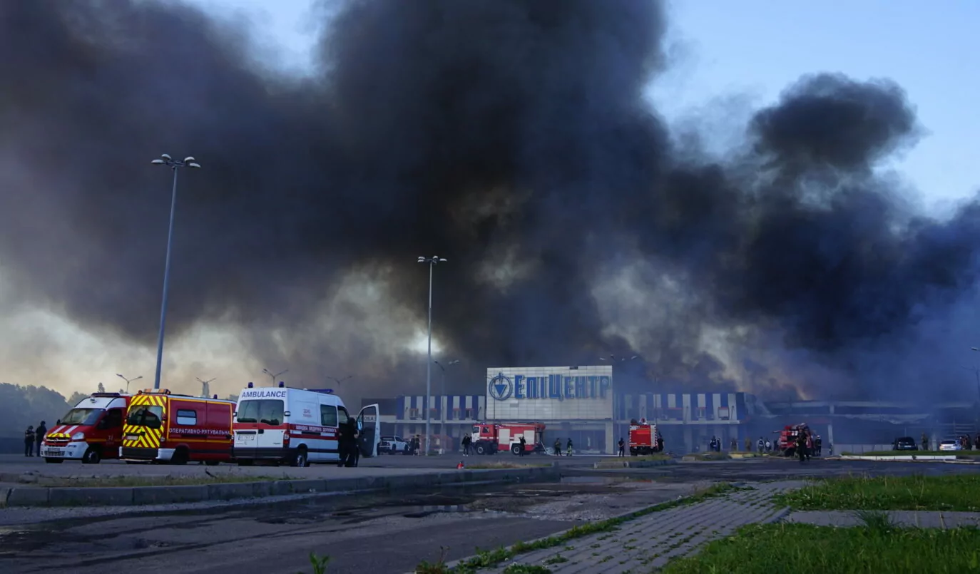 Burning hypermarket in Kharkiv's residential district in the aftermath of Russian glide bomb attack on May 25 / Photo: Denys Klymenko, Gwara Media