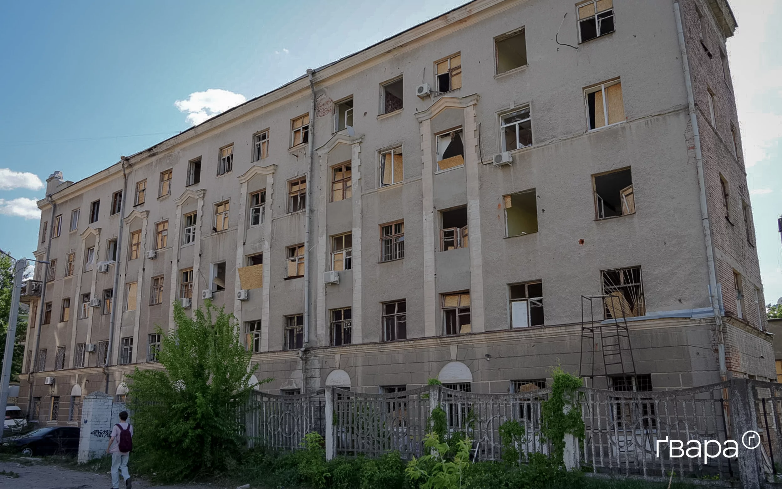 зображення до посту: РФ вдарила по центру Харкова авіабомбами: 14 постраждалих — фоторепортаж