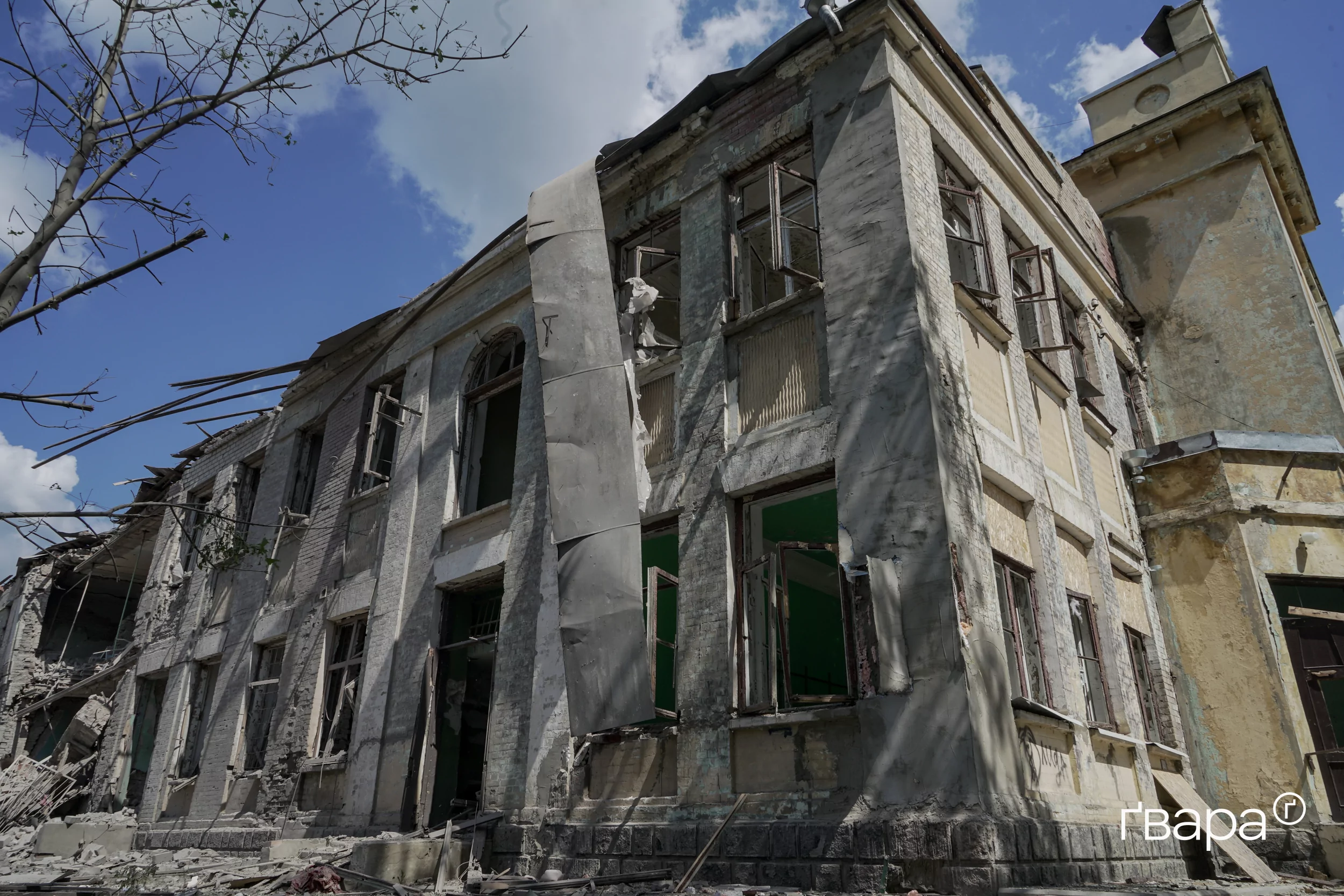 зображення до посту: Армія РФ зруйнувала ще одну пам’ятку архітектури: що відомо про БК «Залізничник» в Ізюмі