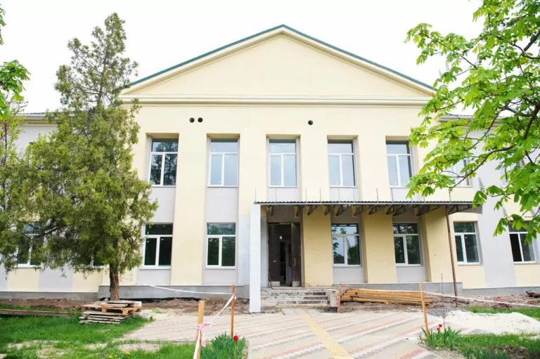 На Харківщині за понад 200 мільйонів гривень відновлюють медзаклади, зруйновані обстрілами