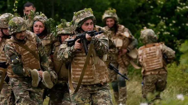Фейк. На Харківщині тренують підрозділ жінок, щоб направити у Вовчанськ