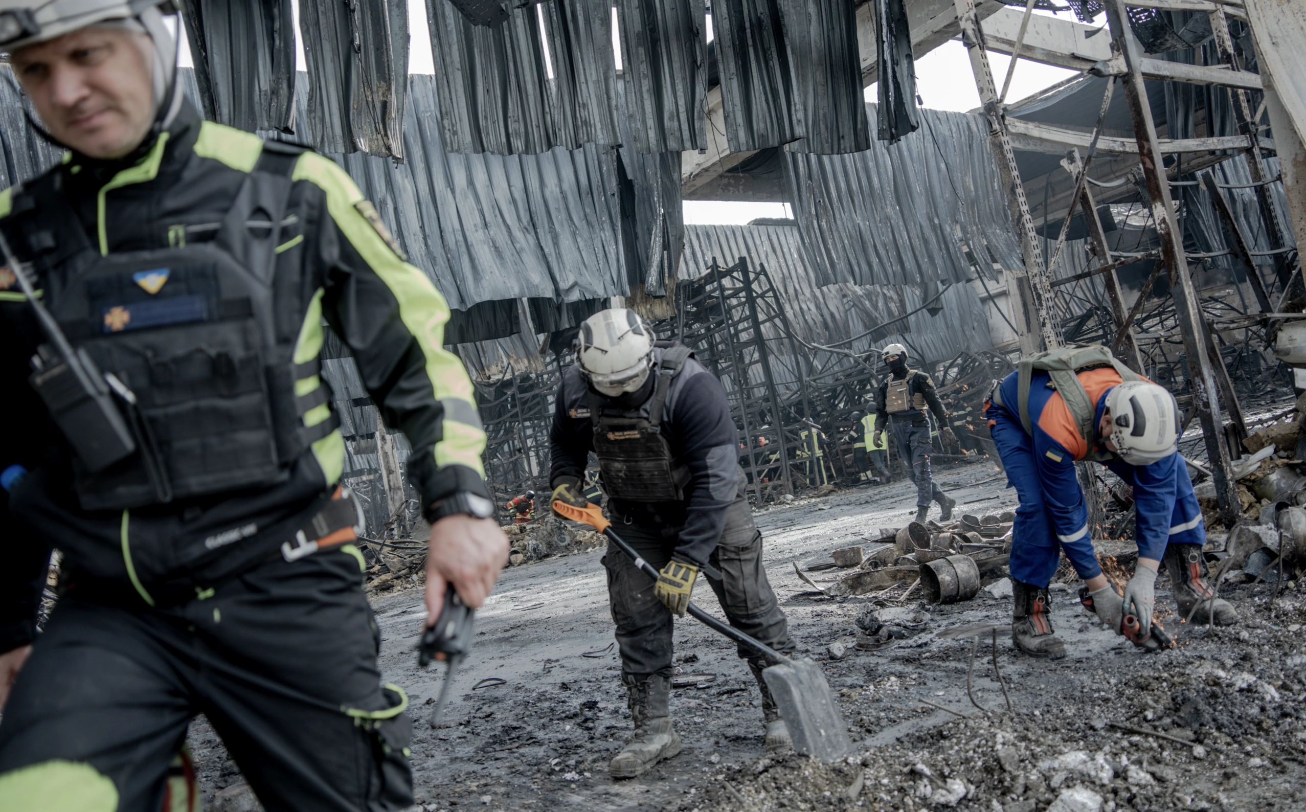 зображення до посту: In Photos: Aftermath of Russian attack on hypermarket in Kharkiv, which killed 18, including 12 and 17-year-old, injured 48  