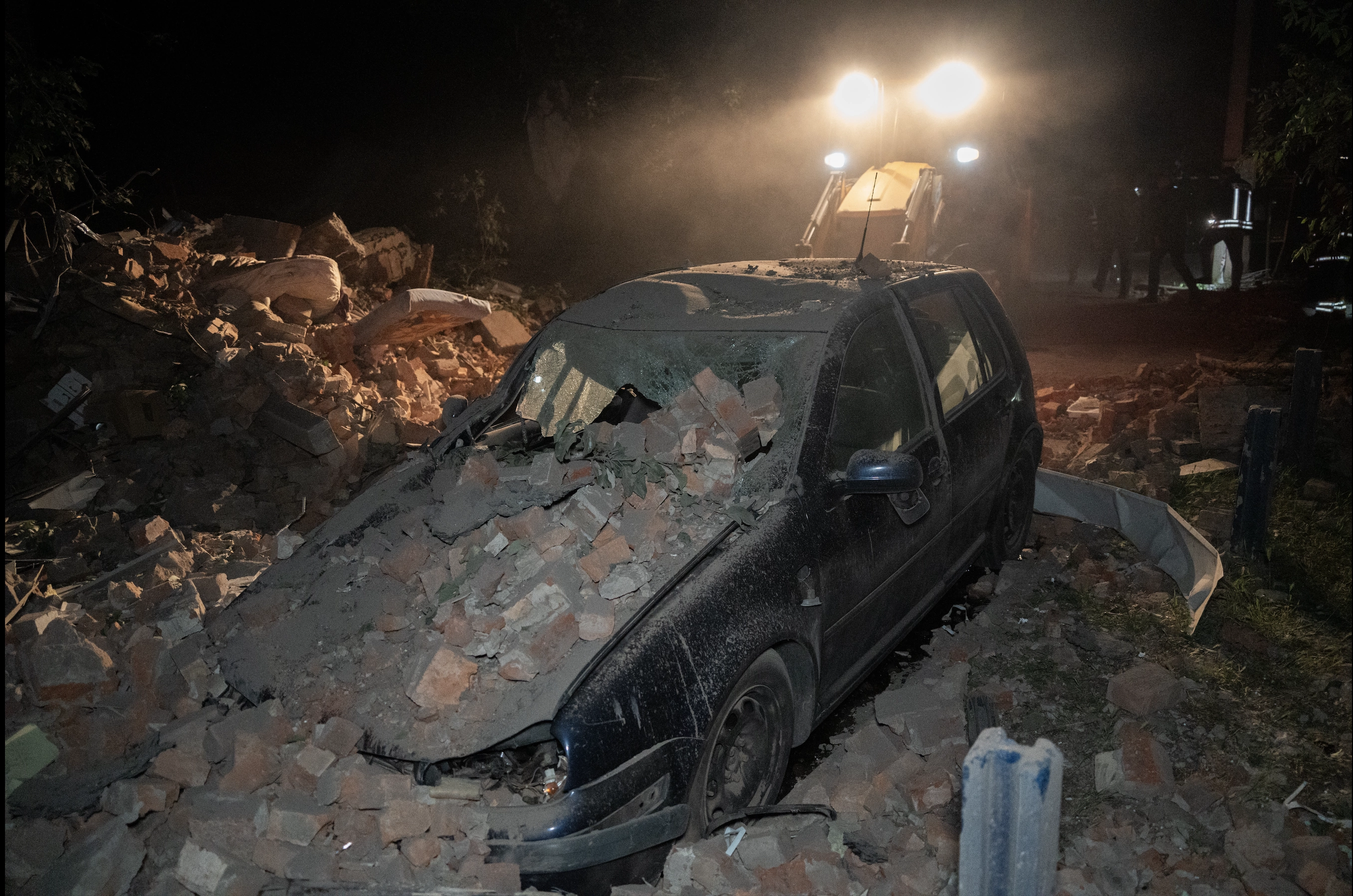 зображення до посту: In photos: Russian double-tap attack on Kharkiv kills 6, injures 26, including 2 children 