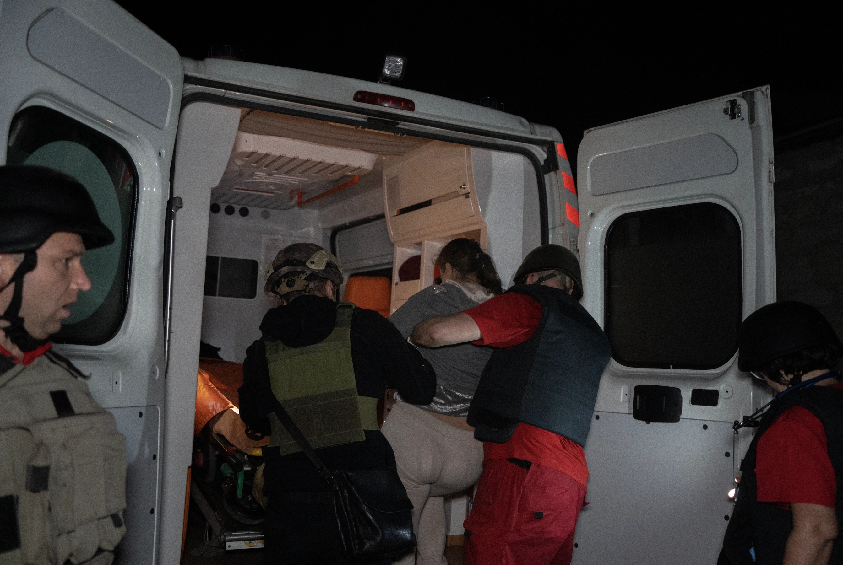 зображення до посту: In photos: Russian double-tap attack on Kharkiv kills 6, injures 26, including 2 children 