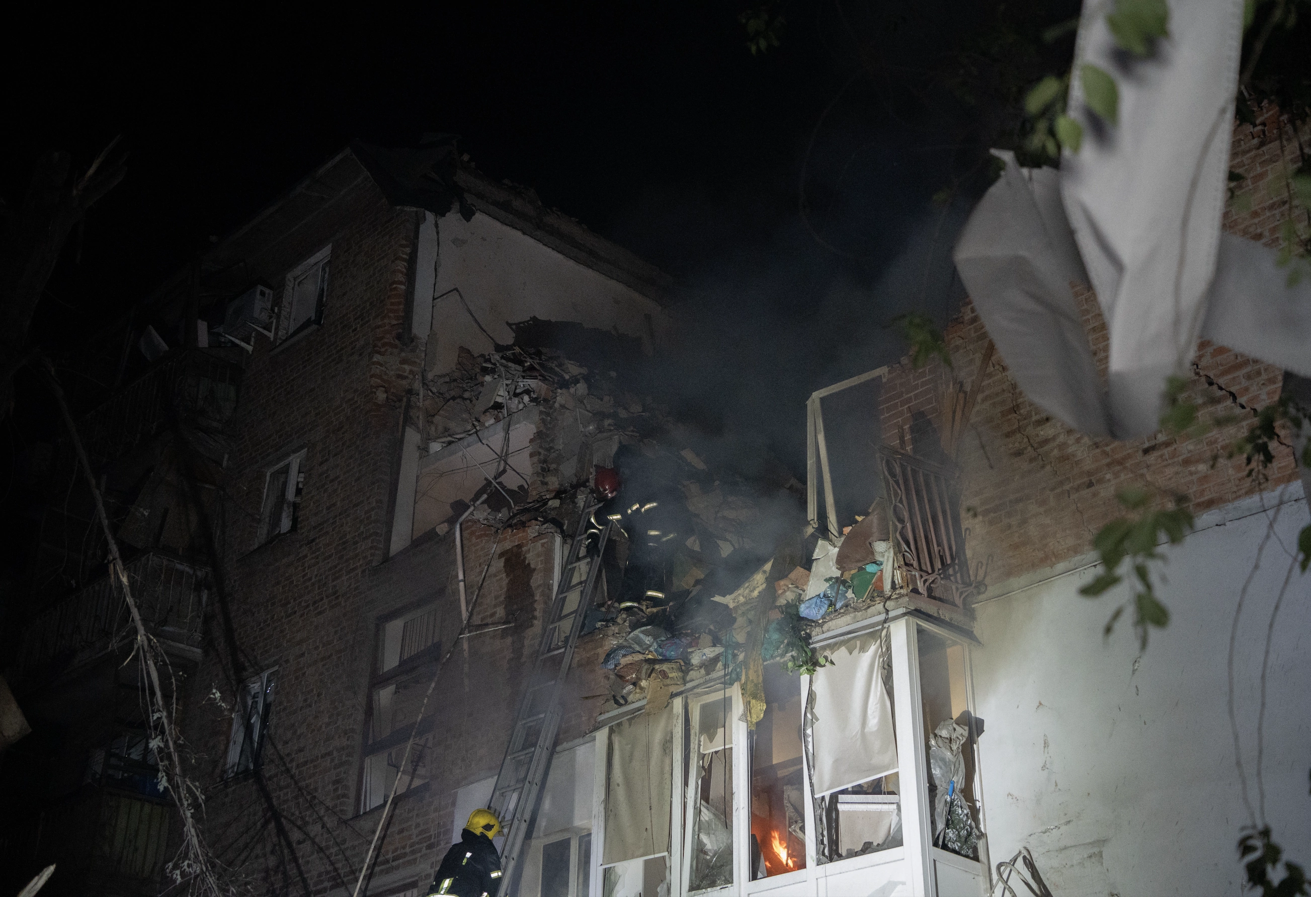 зображення до посту: In photos: Russian double-tap attack on Kharkiv kills 6, injures 26, including 2 children 