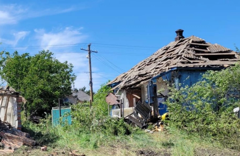 Внаслідок авіаударів по селу на Харківщині постраждала мирна мешканка