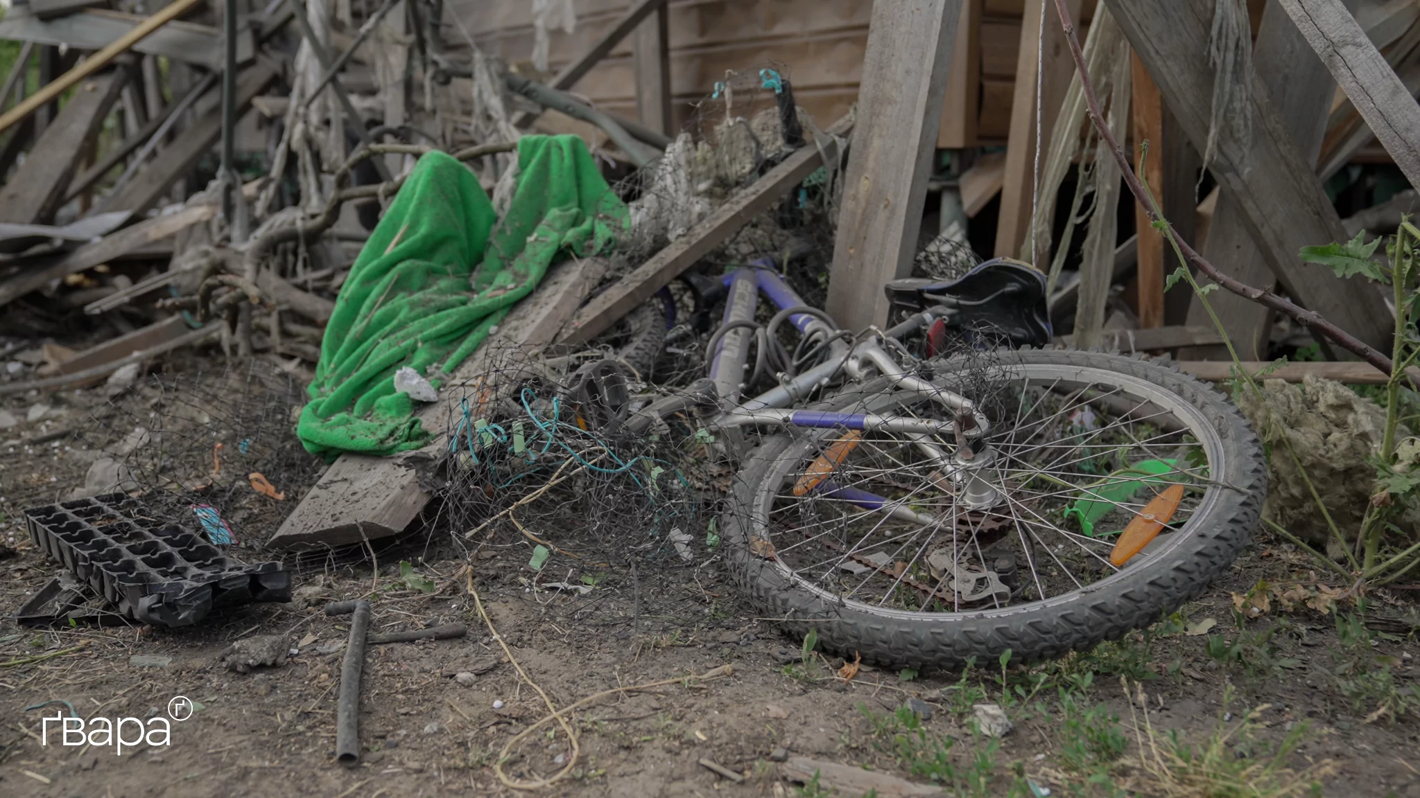 У понад 10 будинках вибите скло через обстріл 18 травня / Фото: Гнат Голик, Ґвара Медіа