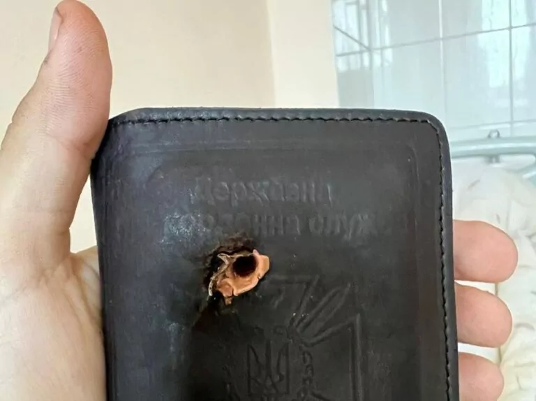 Життя українського прикордонника у Вовчанську зберегло посвідчення