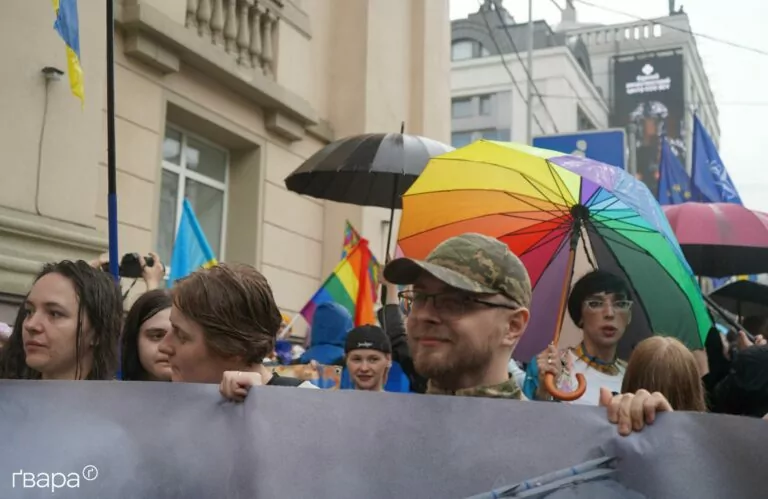 Понад 70% українців вважає, що ЛГБТК+ люди повинні мати такі права, як інші громадяни