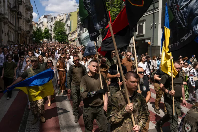 Тисячі українців прийшли попрощатися з полеглою парамедикинею Іриною Цибух — фото
