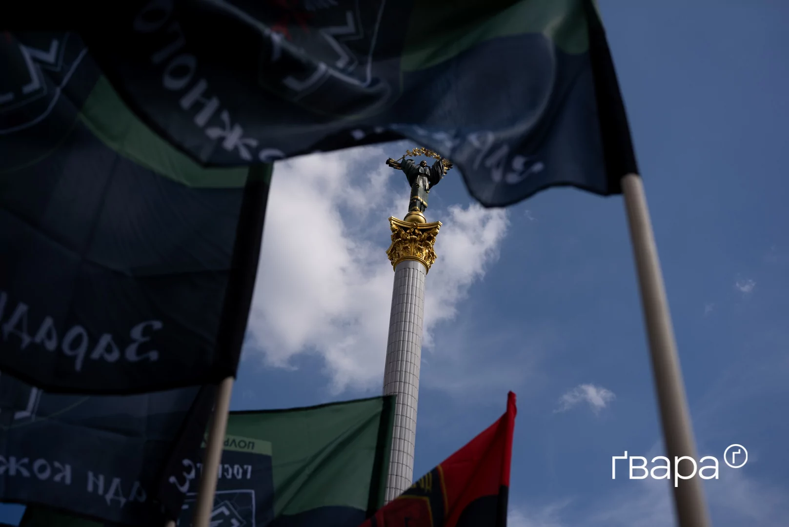 зображення до посту: Тисячі українців прийшли попрощатися з полеглою парамедикинею Іриною Цибух — фото