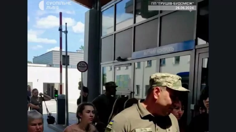 Фейк. Якщо в сім’ї є ухилянти, то жінок не випускають за кордон